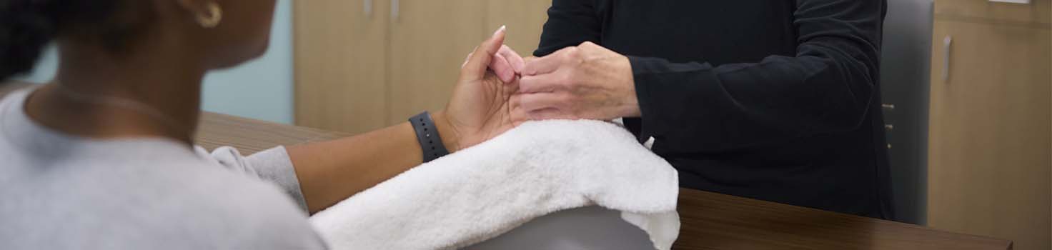 Hand therapist